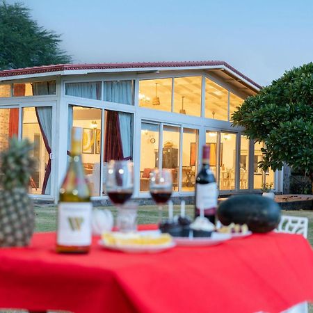 Stayvista At Idyllic Farmhouse - A Glasshouse With Outdoor Pool グルガウン エクステリア 写真