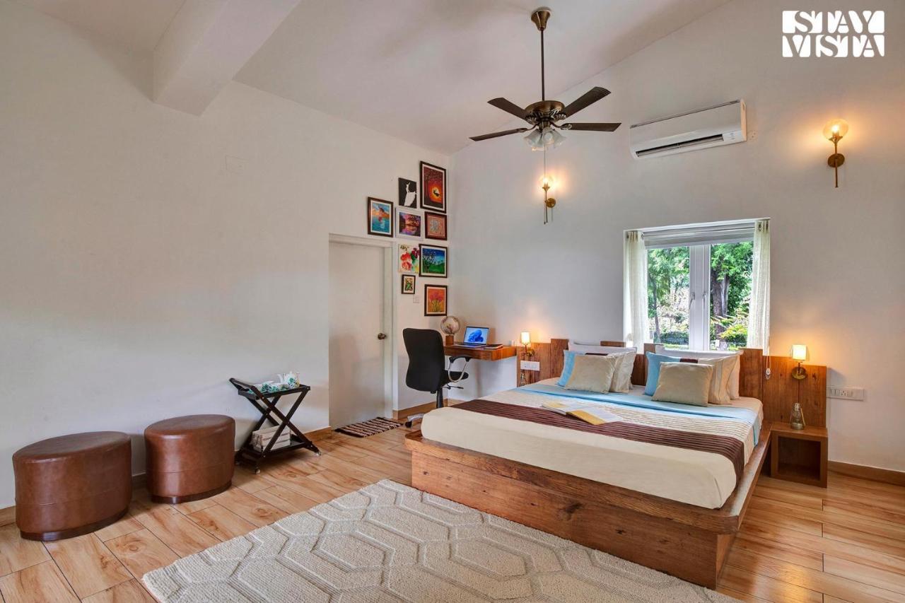 Stayvista At Idyllic Farmhouse - A Glasshouse With Outdoor Pool グルガウン エクステリア 写真