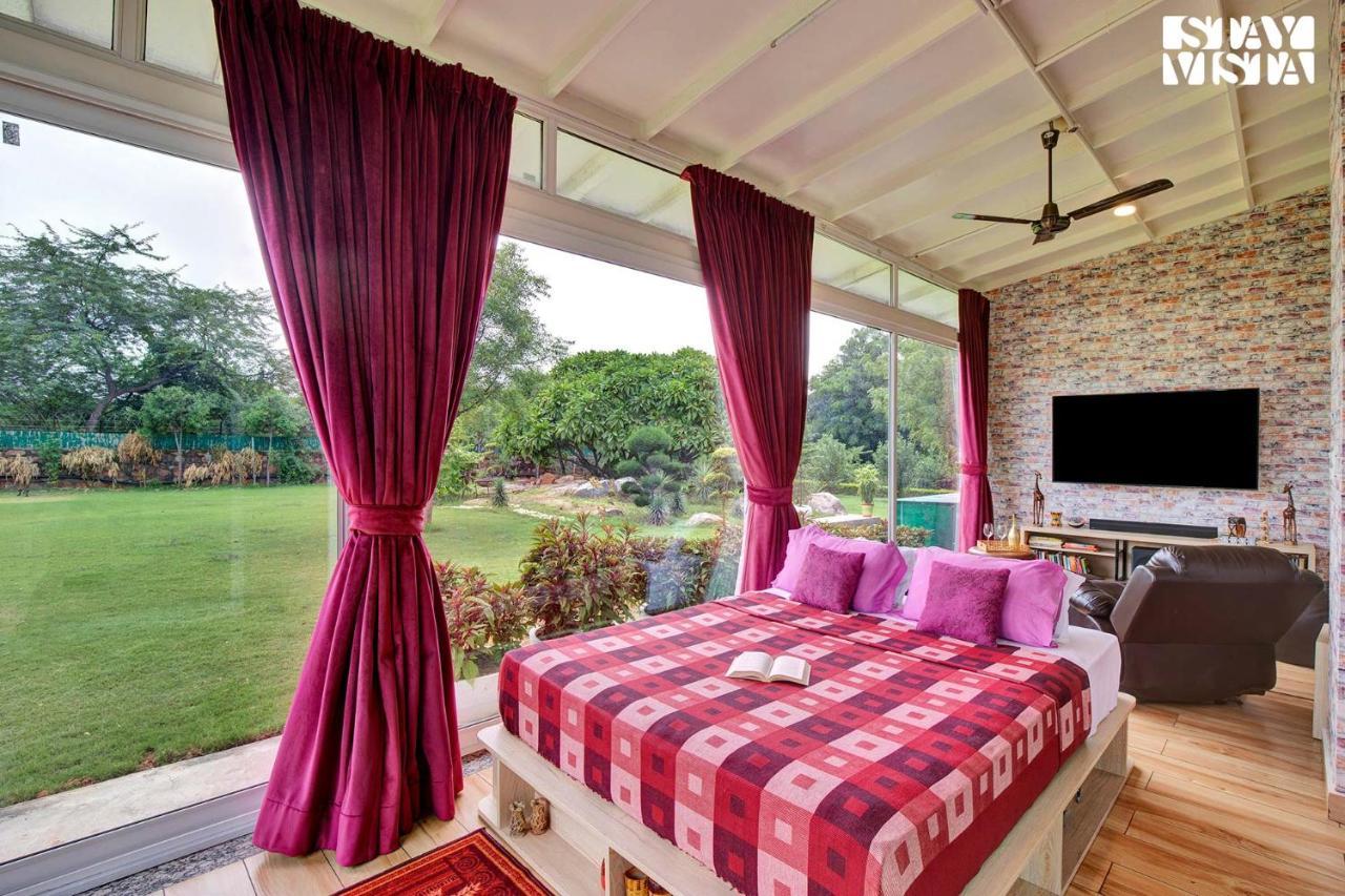 Stayvista At Idyllic Farmhouse - A Glasshouse With Outdoor Pool グルガウン エクステリア 写真