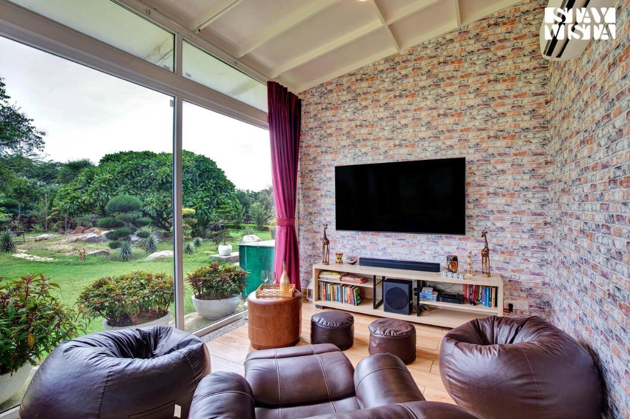 Stayvista At Idyllic Farmhouse - A Glasshouse With Outdoor Pool グルガウン エクステリア 写真