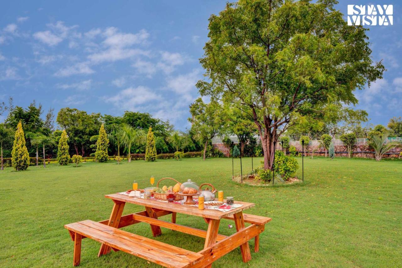 Stayvista At Idyllic Farmhouse - A Glasshouse With Outdoor Pool グルガウン エクステリア 写真