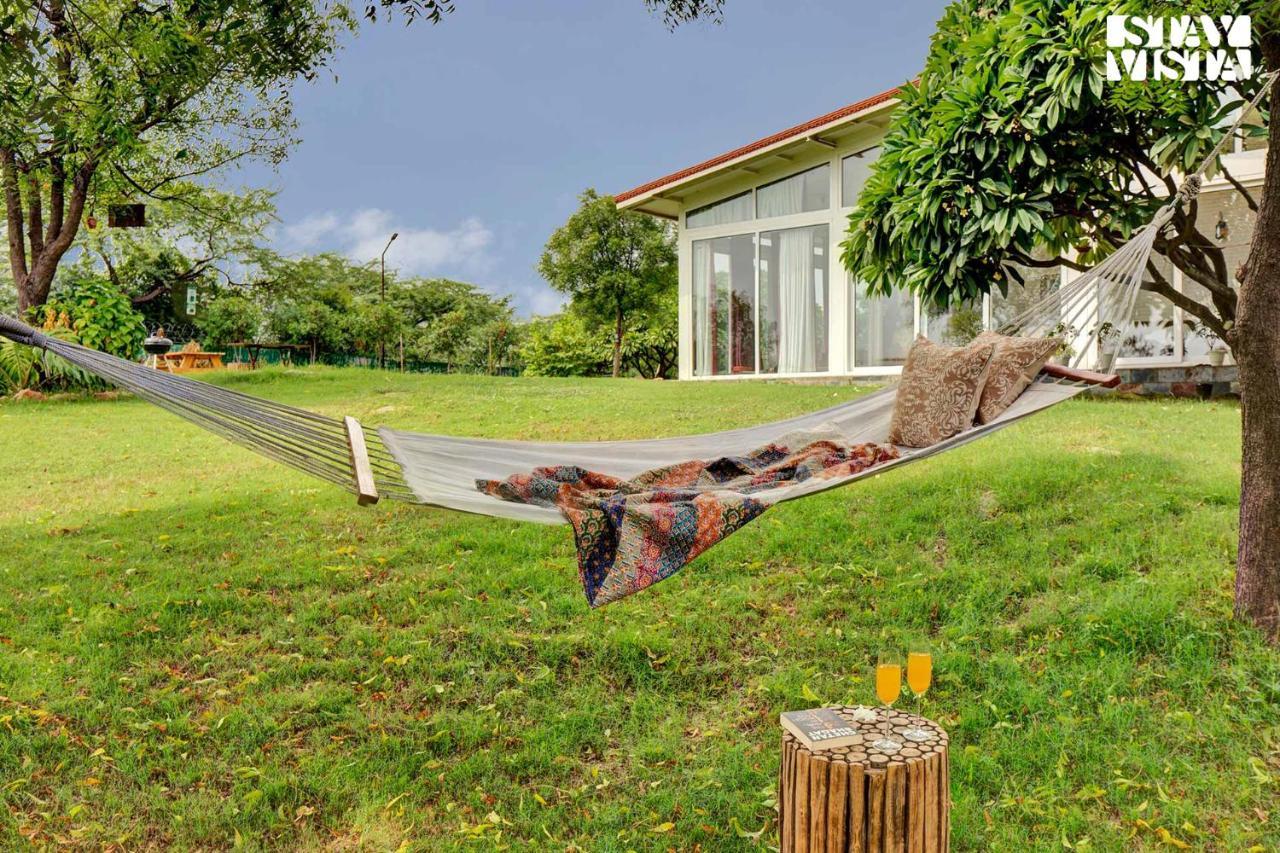 Stayvista At Idyllic Farmhouse - A Glasshouse With Outdoor Pool グルガウン エクステリア 写真
