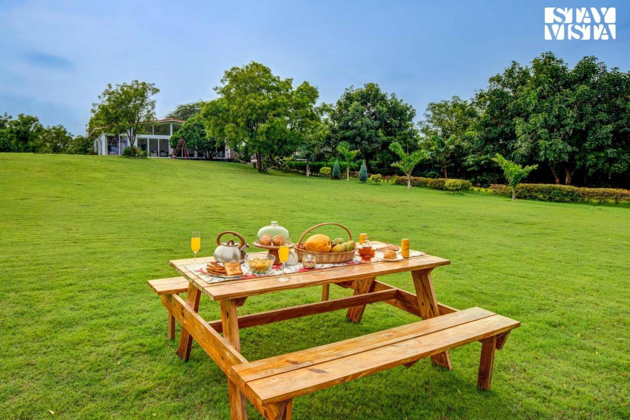 Stayvista At Idyllic Farmhouse - A Glasshouse With Outdoor Pool グルガウン エクステリア 写真