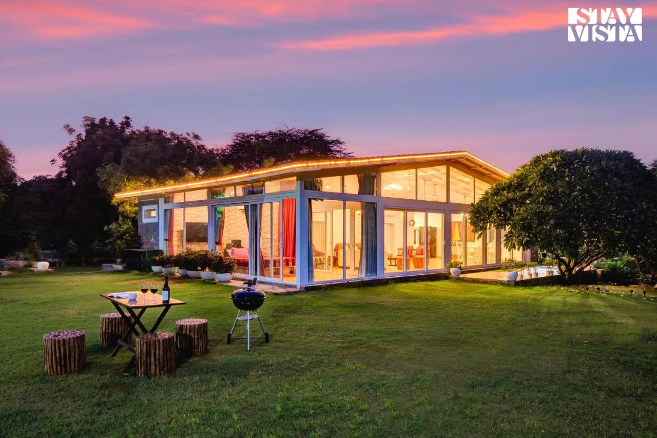 Stayvista At Idyllic Farmhouse - A Glasshouse With Outdoor Pool グルガウン エクステリア 写真