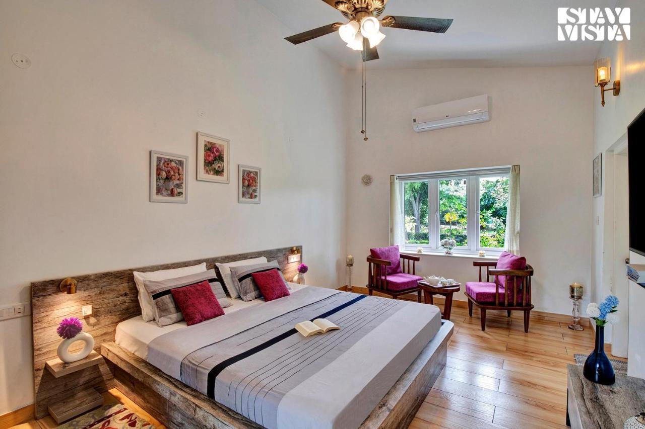 Stayvista At Idyllic Farmhouse - A Glasshouse With Outdoor Pool グルガウン エクステリア 写真
