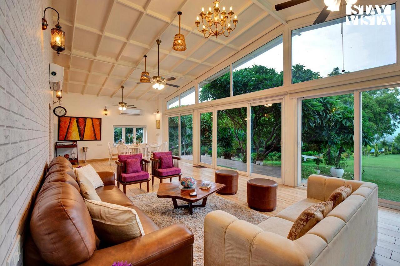 Stayvista At Idyllic Farmhouse - A Glasshouse With Outdoor Pool グルガウン エクステリア 写真