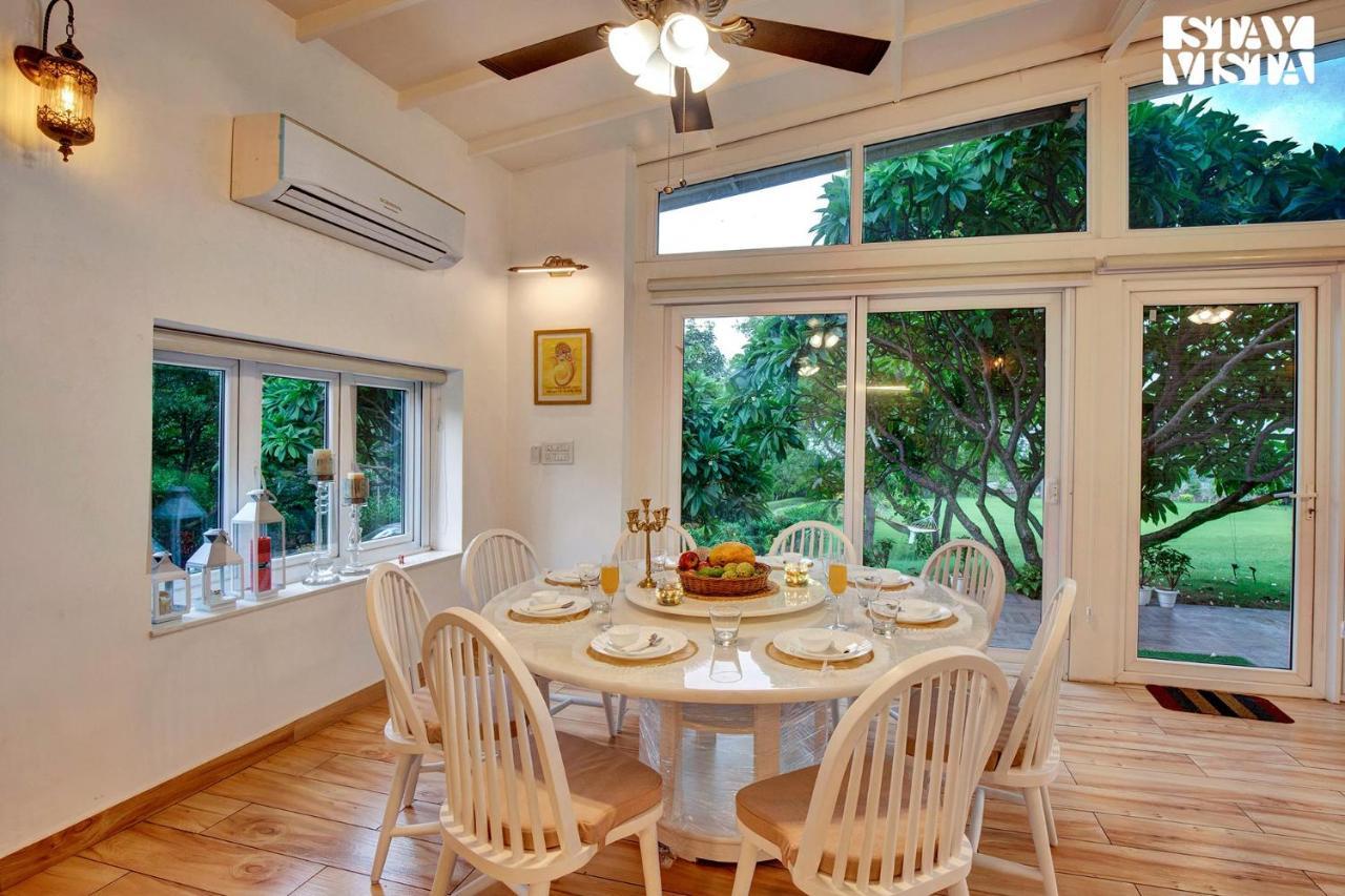 Stayvista At Idyllic Farmhouse - A Glasshouse With Outdoor Pool グルガウン エクステリア 写真