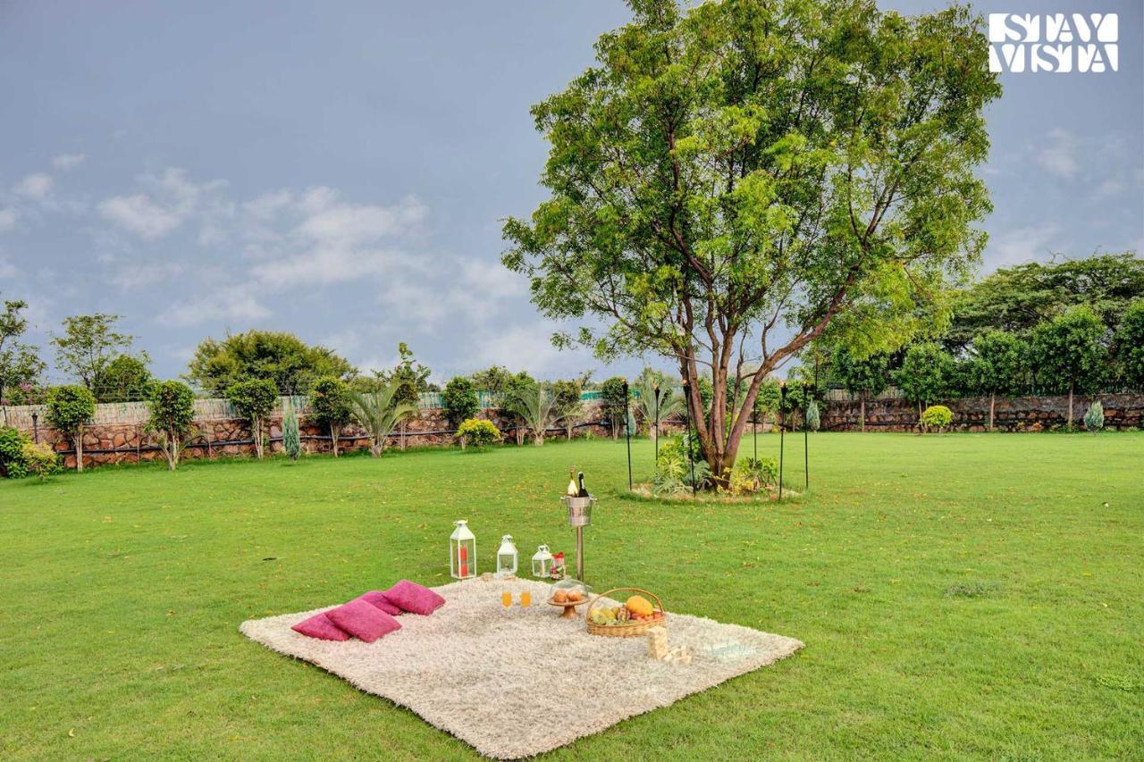 Stayvista At Idyllic Farmhouse - A Glasshouse With Outdoor Pool グルガウン エクステリア 写真