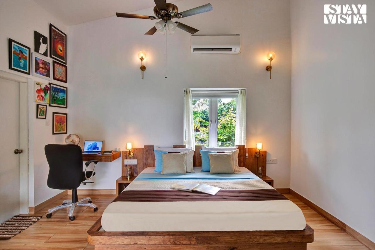 Stayvista At Idyllic Farmhouse - A Glasshouse With Outdoor Pool グルガウン エクステリア 写真