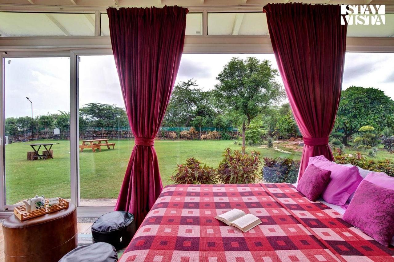 Stayvista At Idyllic Farmhouse - A Glasshouse With Outdoor Pool グルガウン エクステリア 写真