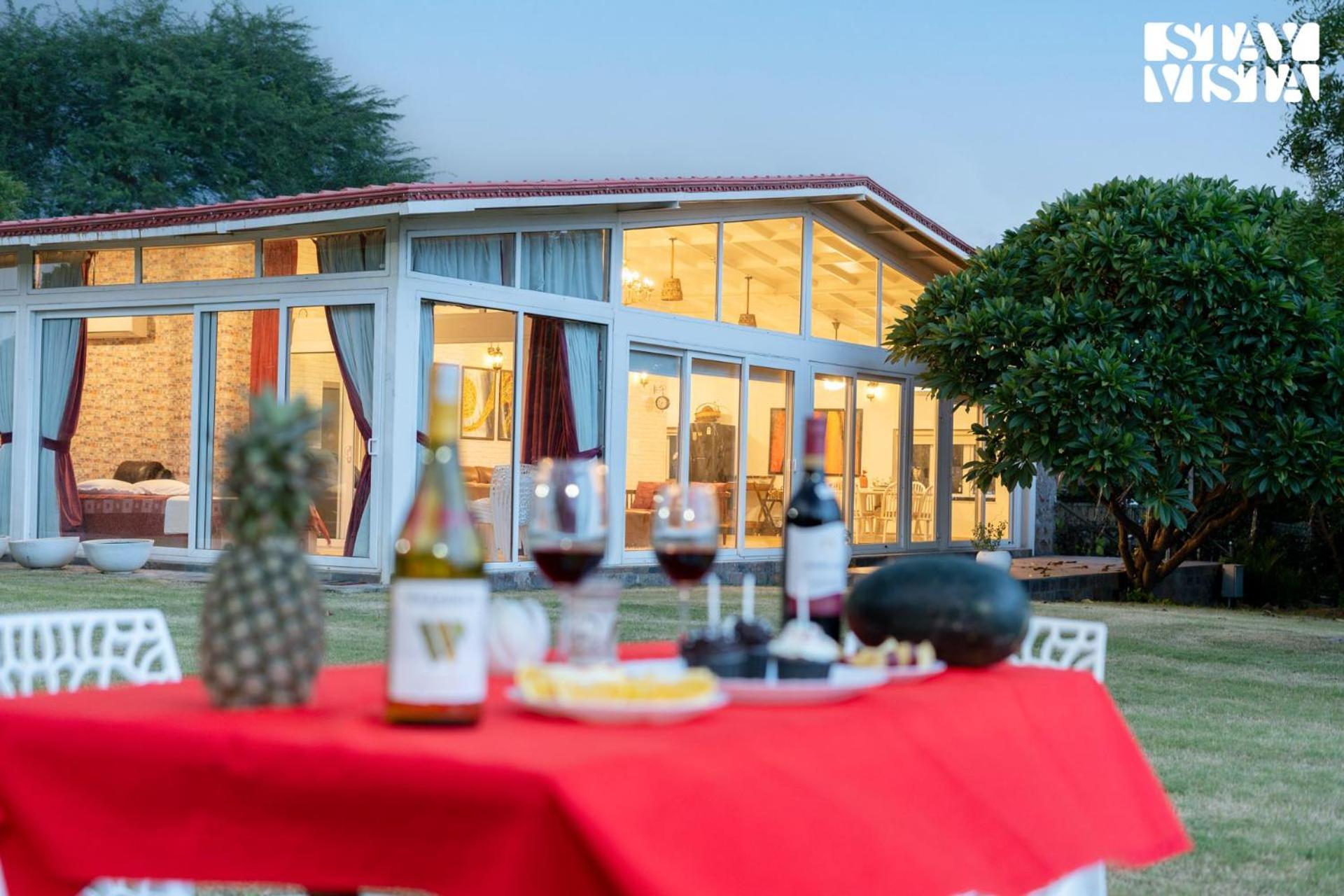 Stayvista At Idyllic Farmhouse - A Glasshouse With Outdoor Pool グルガウン エクステリア 写真