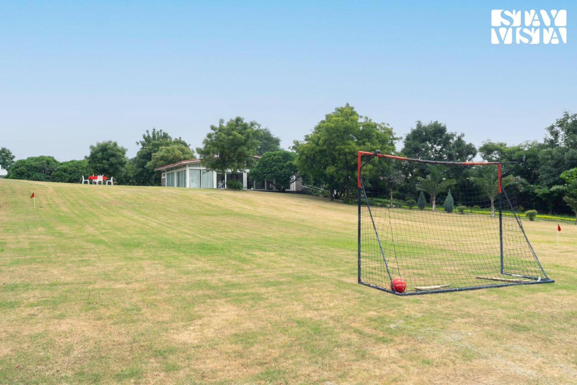 Stayvista At Idyllic Farmhouse - A Glasshouse With Outdoor Pool グルガウン エクステリア 写真