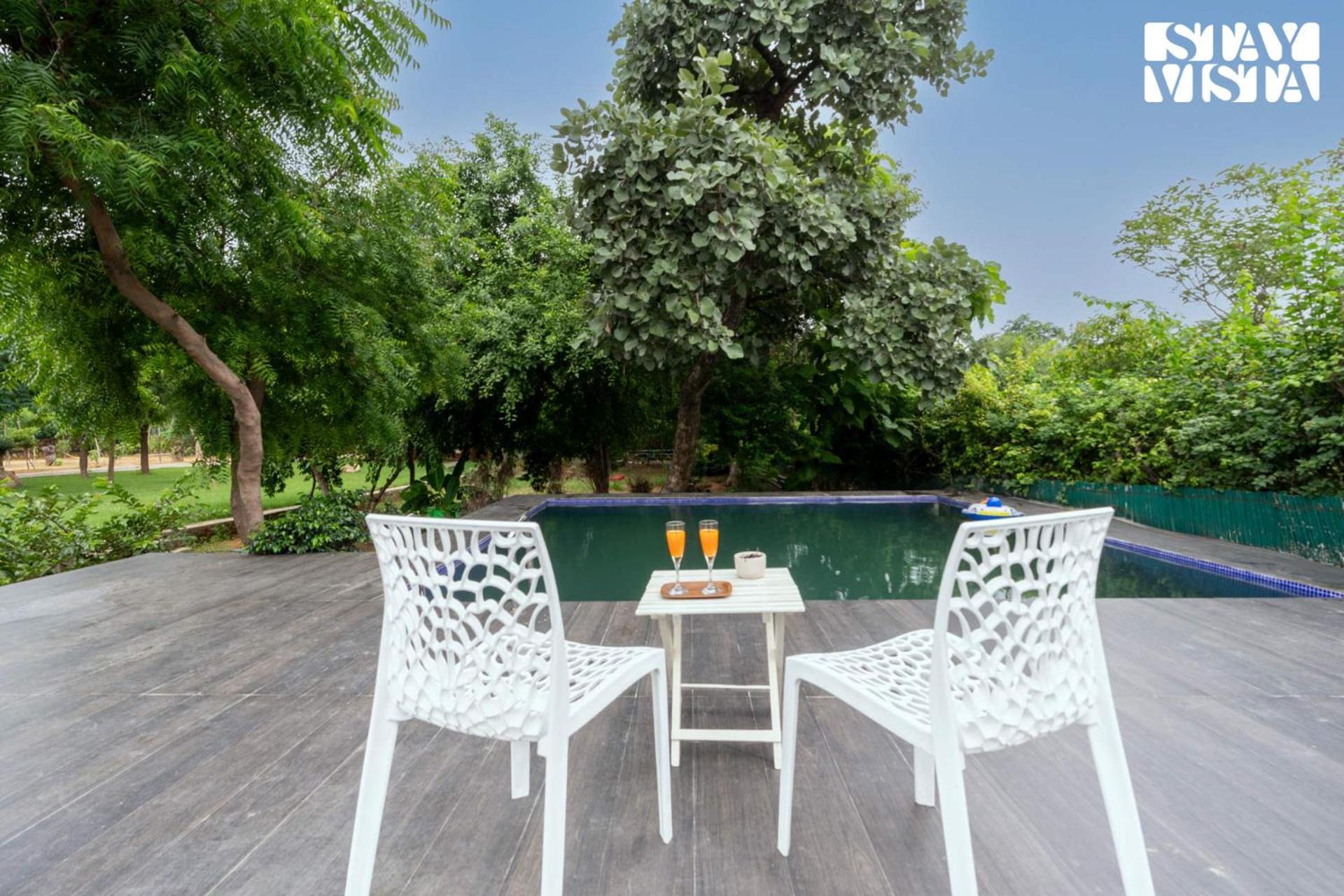 Stayvista At Idyllic Farmhouse - A Glasshouse With Outdoor Pool グルガウン エクステリア 写真